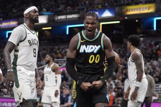 赛后球迷欢 赛后球迷欢